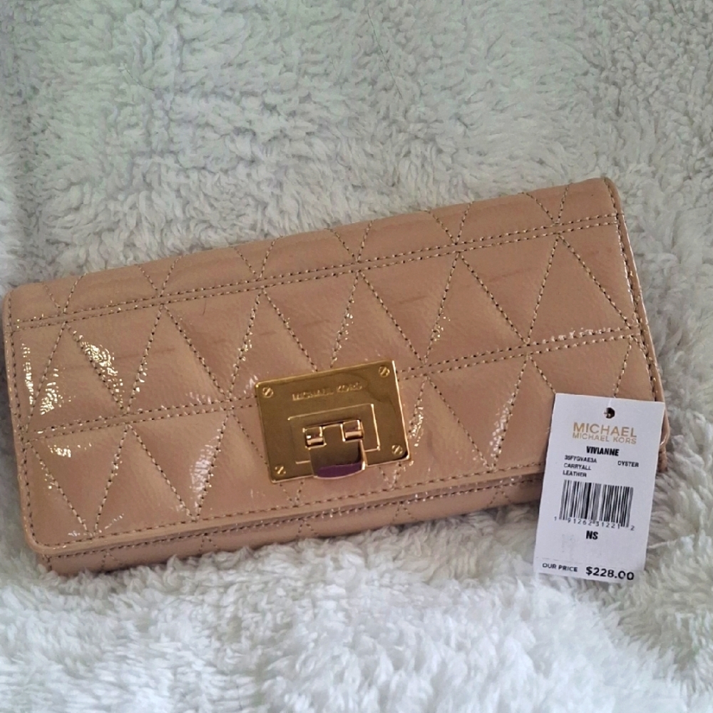 NWT Michael Kors Vivian Oyster Patent Leather Quilted Carryall Wallet